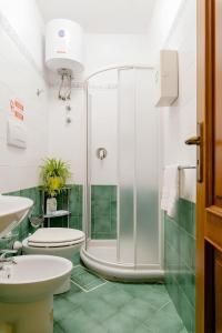 a bathroom with two toilets and a shower at Pied-à-terre Casa Caterina in Ischia