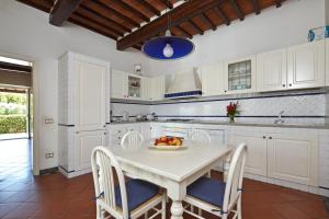 A kitchen or kitchenette at Tenuta Santa Colomba - Happy Rentals