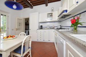 A kitchen or kitchenette at Tenuta Santa Colomba - Happy Rentals