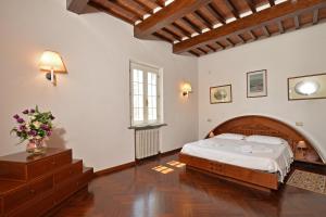 A bed or beds in a room at Tenuta Santa Colomba - Happy Rentals