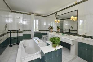 A bathroom at Tenuta Santa Colomba - Happy Rentals