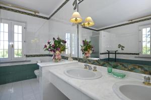A bathroom at Tenuta Santa Colomba - Happy Rentals