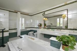 A bathroom at Tenuta Santa Colomba - Happy Rentals