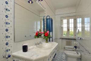 A bathroom at Tenuta Santa Colomba - Happy Rentals