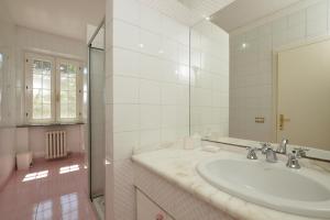 A bathroom at Tenuta Santa Colomba - Happy Rentals