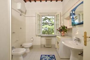 A bathroom at Tenuta Santa Colomba - Happy Rentals