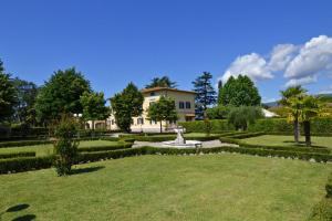 A garden outside Tenuta Santa Colomba - Happy Rentals