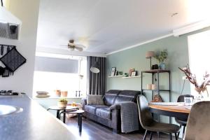 una sala de estar con un sofá y una mesa en Chalet Baaium, en Baijum