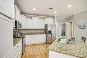 Fotografie z fotogalerie ubytování Bright Biloxi Condo Walk to the Beach! v destinaci Biloxi