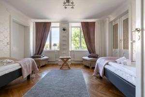 une chambre avec deux lits et une fenêtre dans l'établissement Beautiful 3 bedroom apartment in heart of Visby, à Visby