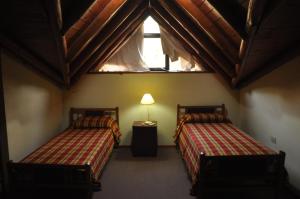 two beds in a room with a window at Aya Bungalows in Colón +17 photos