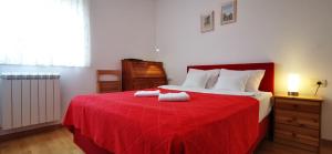 een slaapkamer met een groot bed met een rode deken bij Brand New Place in Rovinj +37 foto's
