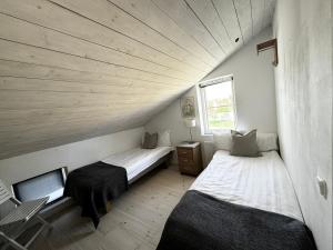 ヴィスビーにあるCozy and bright 3-bedroom APT in Visbyの窓のある小さな部屋にベッドが2つある +6枚の写真