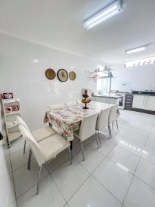 a dining room with a table and chairs at Casa centro Serra Negra in Serra Negra