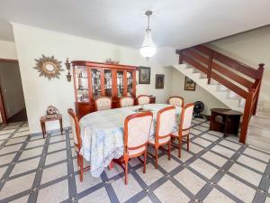a dining room with a table and chairs at Casa centro Serra Negra in Serra Negra