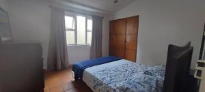 a bedroom with a bed and a window at Disfruta San Antonio en Cali in Cali