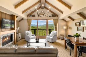 un soggiorno con divano e camino di Suncadia Penthouse with Mountain and River Views! a Cle Elum