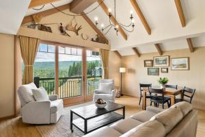 Area soggiorno di Suncadia Penthouse with Mountain and River Views!