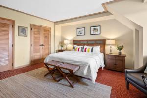 una camera da letto con un letto grande e una sedia di Suncadia Penthouse with Mountain and River Views! a Cle Elum