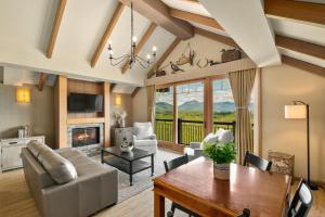 Area soggiorno di Suncadia Penthouse with Mountain and River Views!