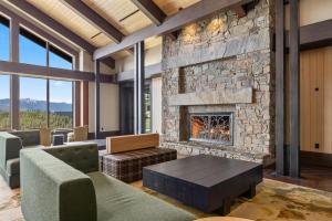 Area soggiorno di Suncadia Penthouse with Mountain and River Views!