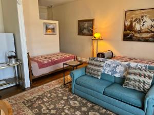 a living room with a couch and a bed at Historic Capitol Hotel Vacation Suites Downtown in Buffalo