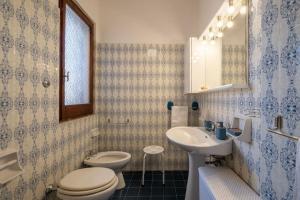 a bathroom with a white toilet and a sink at Villino in Torre delle Stelle