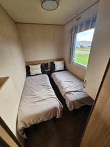 Postel nebo postele na pokoji v ubytování 3 bedroom caravan close to beach and fantasy island