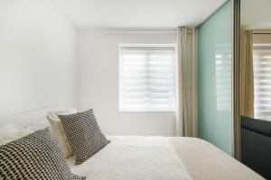 a bedroom with a bed and a window at Heathrow Apartment with Parking & Gym in West Drayton +14 photos