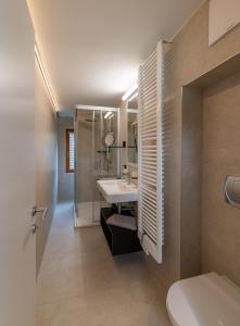 ザンクト・ヴォルフガングにあるEden Apartments Vista Lagoの洗面台、シャワー、トイレ付きのバスルーム