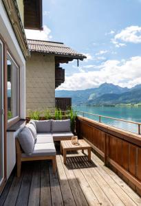 ザンクト・ヴォルフガングにあるEden Apartments Vista Lagoのパティオ(ソファ、テーブル付)