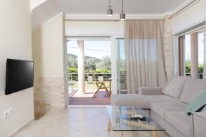 TV a/nebo společenská místnost v ubytování Toroneos Sea Side Villa