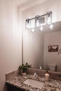 Koupelna v ubytování North Cascades Escape- spacious 5-bedroom, family friendly, AC, WiFi + 32 fotografií