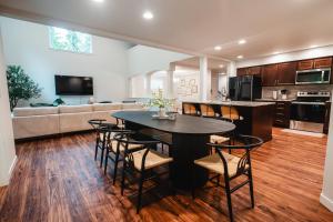 Kuchyň nebo kuchyňský kout v ubytování North Cascades Escape- spacious 5-bedroom, family friendly, AC, WiFi