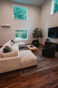 Posezení v ubytování North Cascades Escape- spacious 5-bedroom, family friendly, AC, WiFi