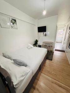 Ένα ή περισσότερα κρεβάτια σε δωμάτιο στο LUX 2 Guests Studio FREE WIFI & PARKING Aroluchi Ville +9 φωτογραφίες