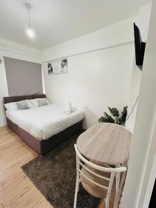 Ένα ή περισσότερα κρεβάτια σε δωμάτιο στο LUX 2 Guests Studio FREE WIFI & PARKING Aroluchi Ville