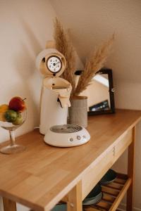 a table with a blender on top of a counter at Gemütliches Appartement für 2 in Siegen