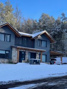 una casa con nieve delante en Tawa Wasi - Villa la Angostura, en Villa La Angostura 29 fotos más