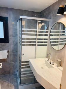 un baño con lavabo y ducha en Tawa Wasi - Villa la Angostura, en Villa La Angostura