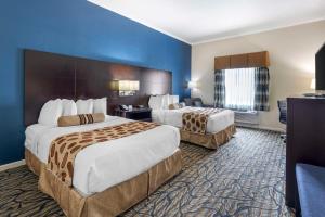 Ένα ή περισσότερα κρεβάτια σε δωμάτιο στο Best Western Spring Hill Inn & Suites +22 φωτογραφίες