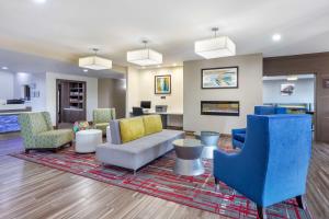 vestíbulo con sofás y sillas y sala de estar en Best Western Plus Mansfield Inn & Suites, en Mansfield