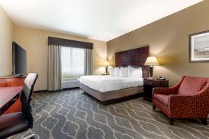 Postel nebo postele na pokoji v ubytování Best Western Plus Burleson Inn & Suites