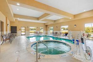 Bazén v ubytování Best Western Plus Burleson Inn & Suites nebo v jeho okolí