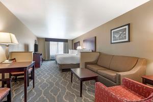 Posezení v ubytování Best Western Plus Burleson Inn & Suites