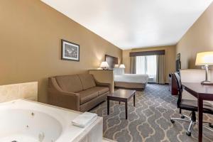 Posezení v ubytování Best Western Plus Burleson Inn & Suites