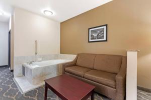 Posezení v ubytování Best Western Plus Burleson Inn & Suites