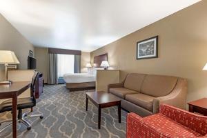Posezení v ubytování Best Western Plus Burleson Inn & Suites