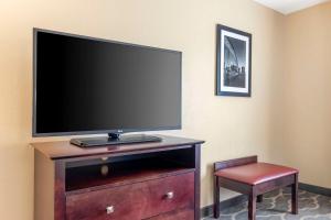 TV a/nebo společenská místnost v ubytování Best Western Plus Burleson Inn & Suites
