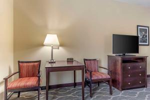 TV a/nebo společenská místnost v ubytování Best Western Plus Burleson Inn & Suites
